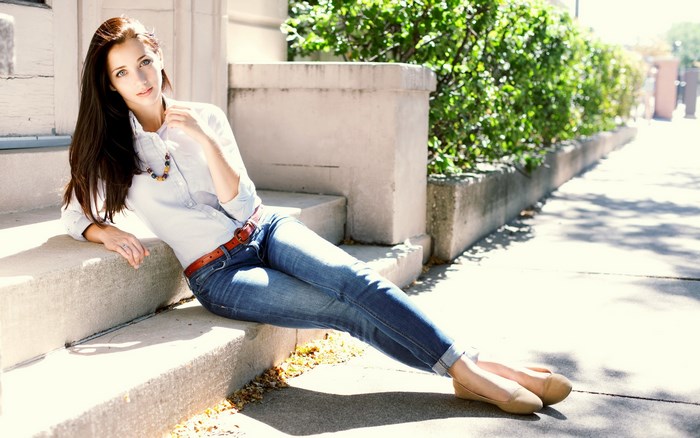 Emily Rudd sitting on steps