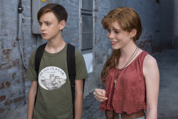 Jaeden Martell and Sophia Lillis in alley