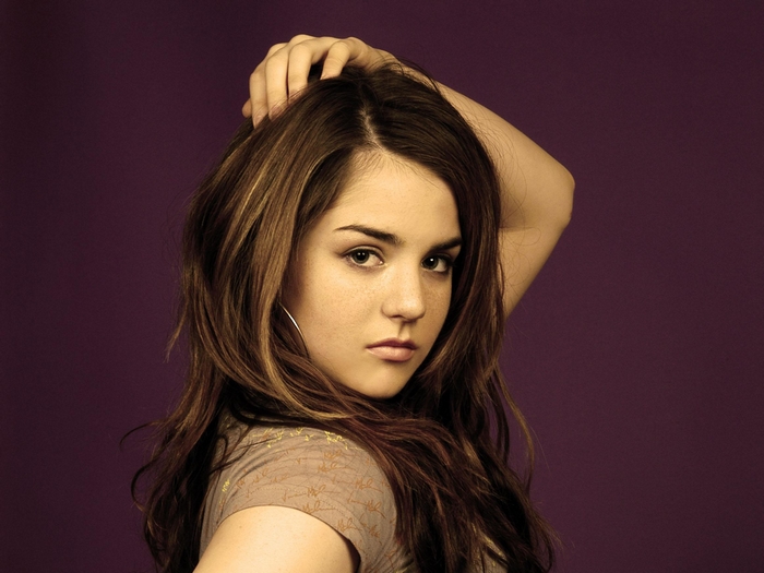 JoJo with hand in hair