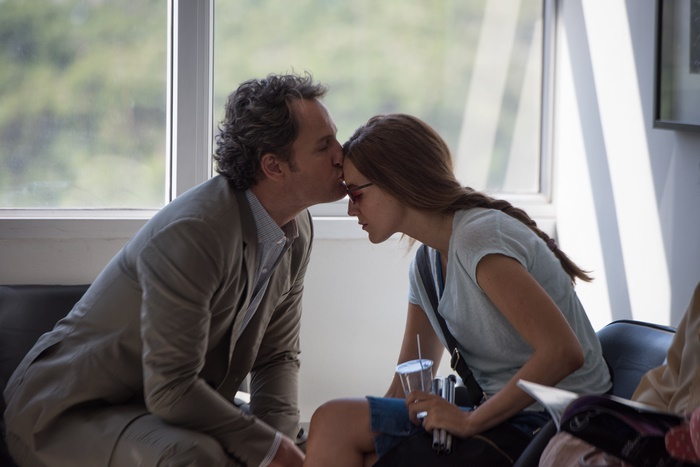 Jason Clarke kissing a woman's forehead