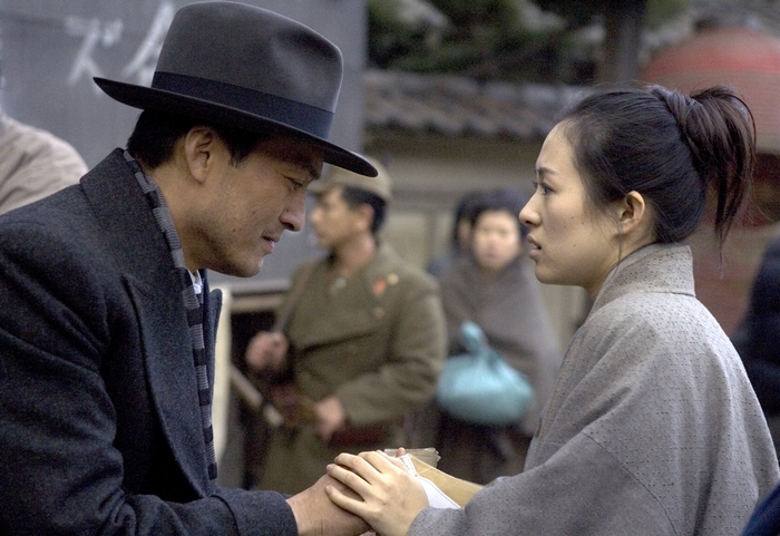 Ken Watanabe and Gong Li in The Twilight Samurai