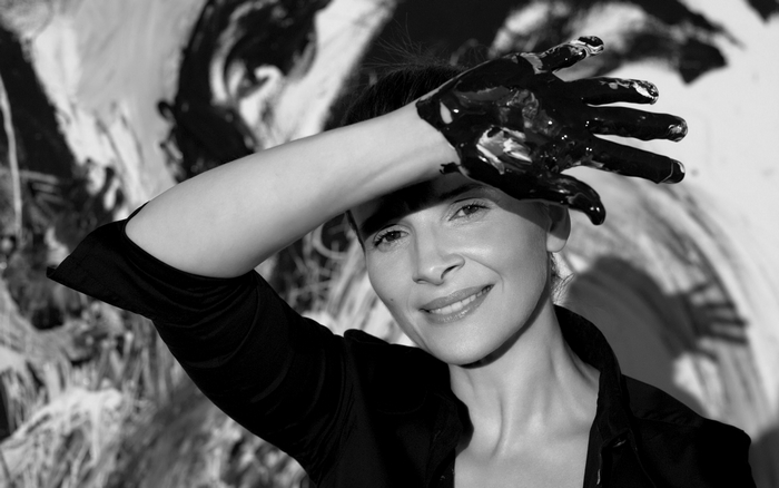 Juliette Binoche with black paint on her hand