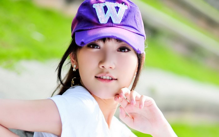 Young woman wearing a purple cap with a 'W'