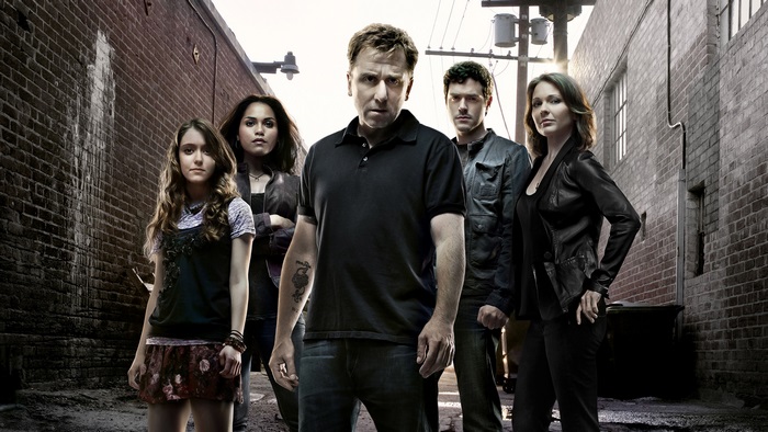 Tim Roth and cast in an alley