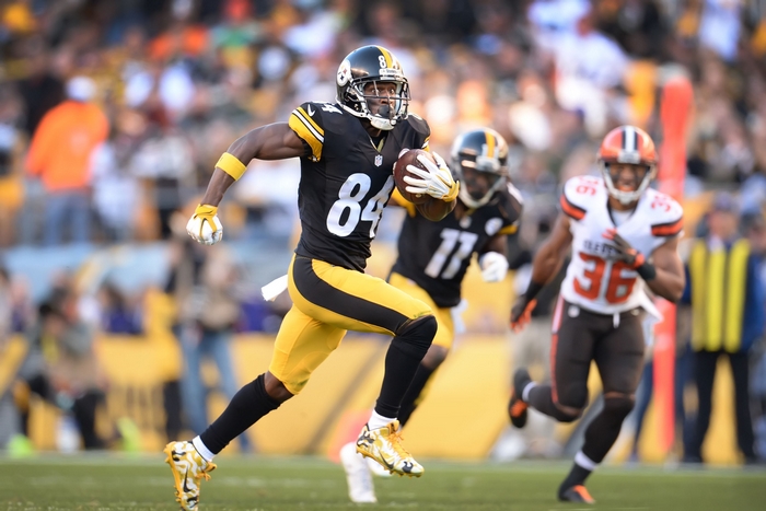 Antonio Brown of the Pittsburgh Steelers running with the ball