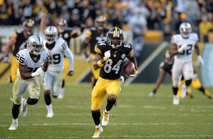 Antonio Brown of the Pittsburgh Steelers running with the ball