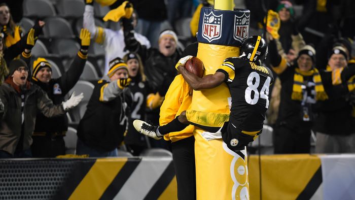 Antonio Brown of the Pittsburgh Steelers scoring a touchdown