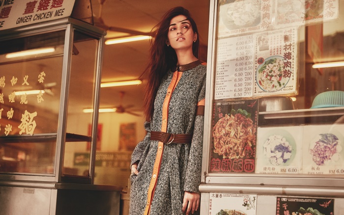 Disha Patani in front of a food stall