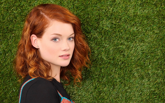 Jane Levy posing against a green grass background