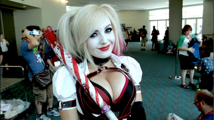 Harley Quinn with bloody baseball bat at convention