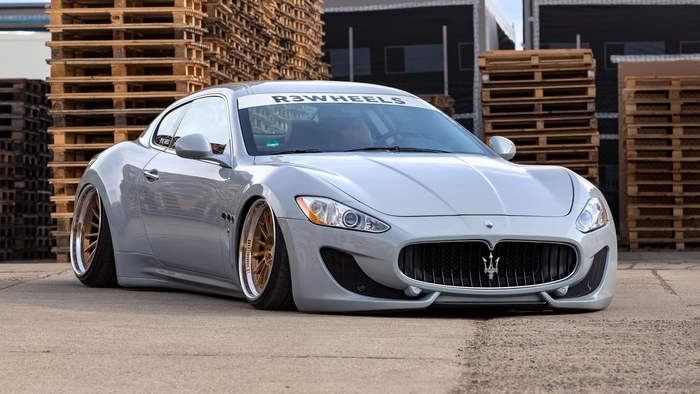Maserati GranTurismo with R3Wheels banner