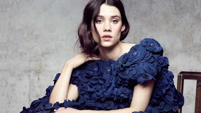 Astrid Berges Frisbey in a blue floral dress