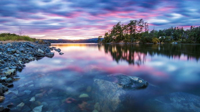Serene Lake at Sunset with Vibrant Sky Reflections