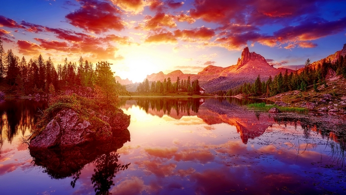 Vibrant Sunset Over Serene Lake with Mountain Reflection