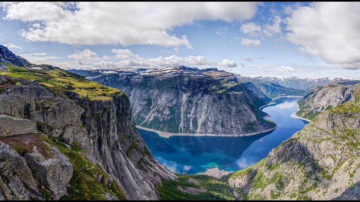 Ringedalsvatnet lake and mountains in Norway