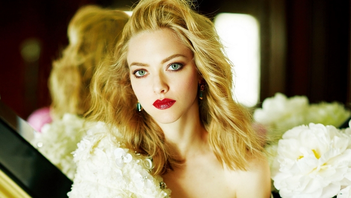 Amanda Seyfried with blonde hair and red lipstick