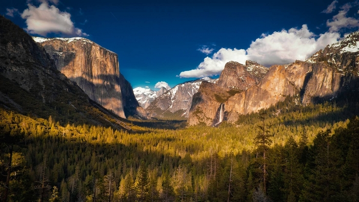 Yosemite Valley with El Capitan and Bridalveil Fall