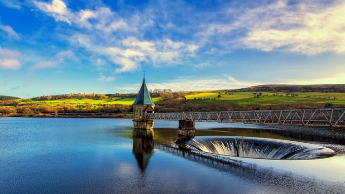 Reservoir with tower and overflow spillway