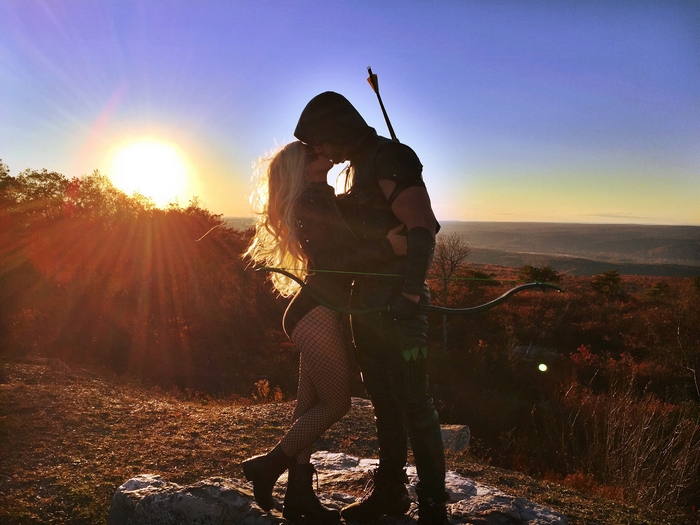 Black Canary and Green Arrow kissing at sunset
