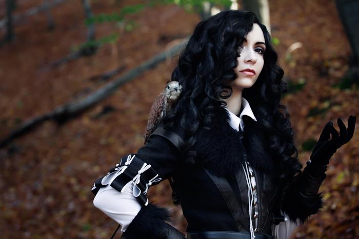 Yennefer of Vengerberg with a bird on her shoulder