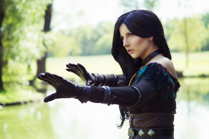 Yennefer of Vengerberg cosplay with hands outstretched