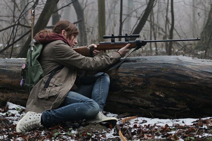 Ellie from The Last of Us with a rifle