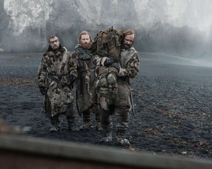 Sandor Clegane and companions carrying a body