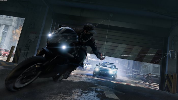 Aiden Pearce on a motorcycle pursued by police