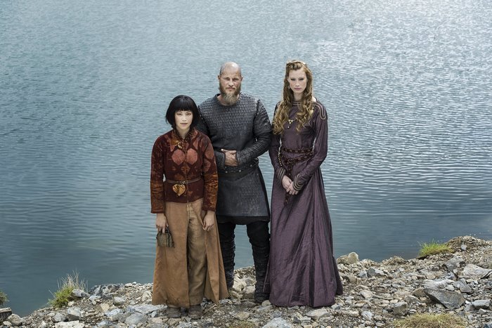Ragnar Lothbrok with two women by a lake