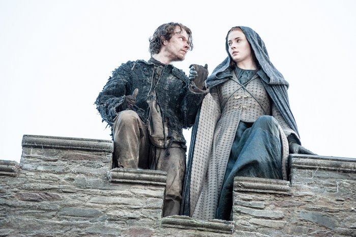Theon Greyjoy and Sansa Stark on a castle wall