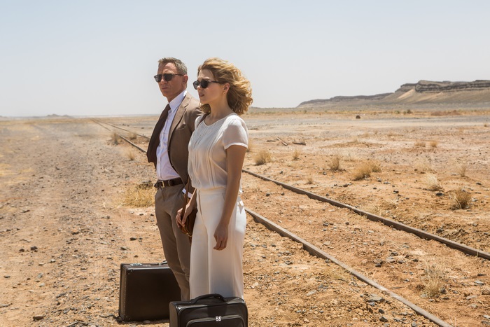James Bond and Madeleine Swann in the desert
