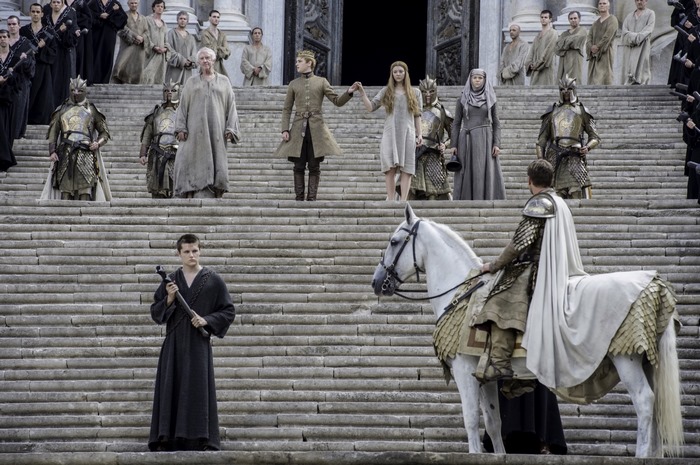 Margaery Tyrell and Joffrey Baratheon on steps