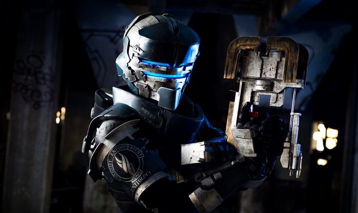 Isaac Clarke from Dead Space holding a weapon
