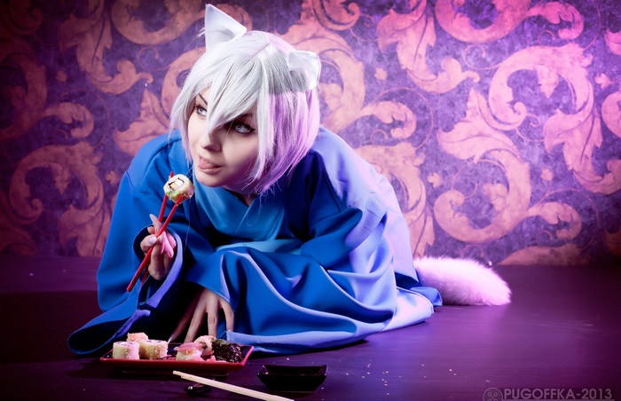 Tomoe from Kamisama Kiss eating sushi