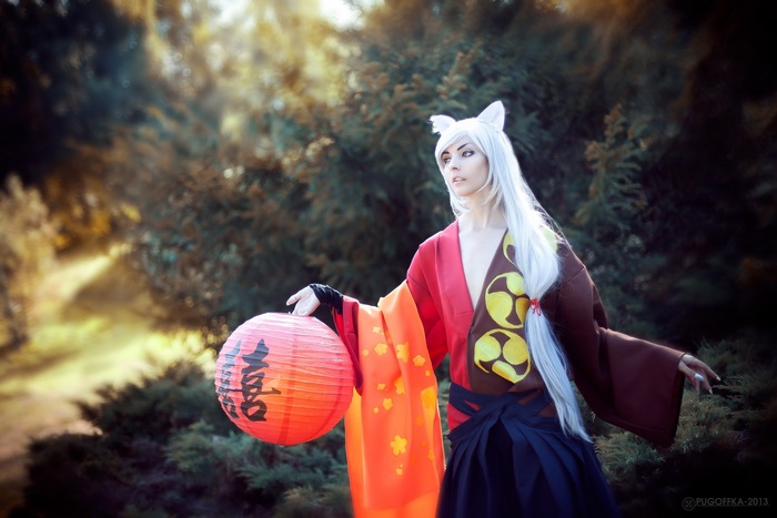 Tomoe from Kamisama Kiss holding a lantern