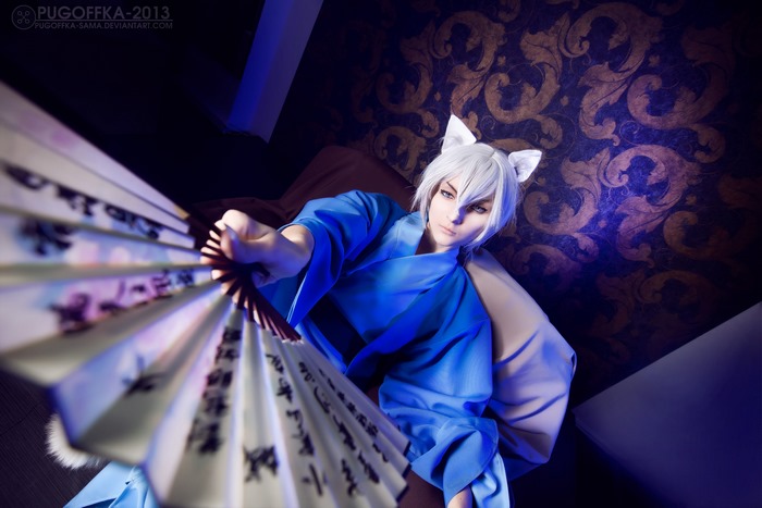 Tomoe from Kamisama Kiss holding a fan