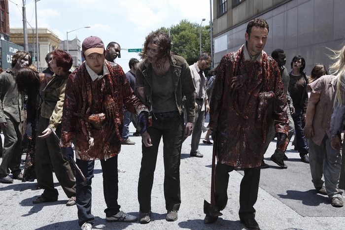 The Walking Dead: Glenn Rhee and survivors in a street