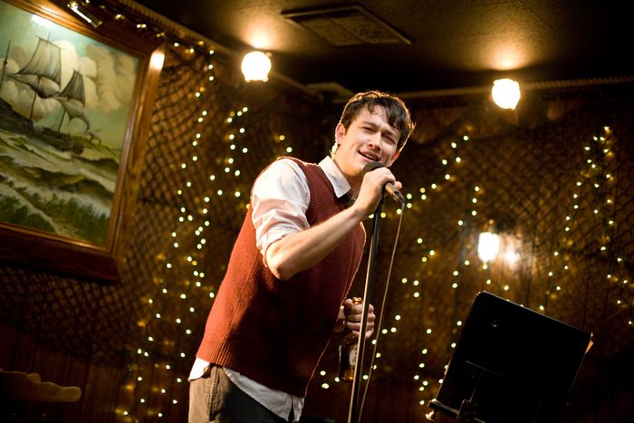Tom Hansen singing into a microphone