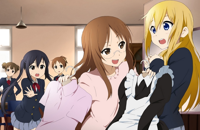Ui Hirasawa and friends holding clothes