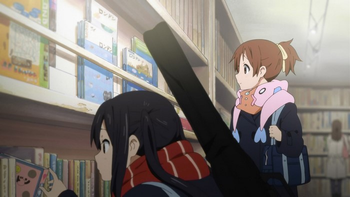 Ui Hirasawa in a library
