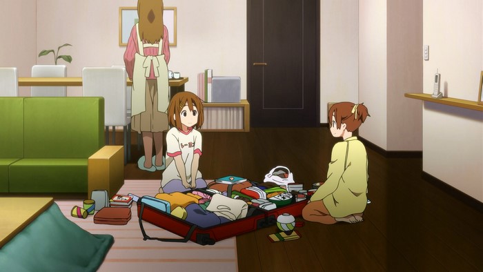 Ui Hirasawa packing a suitcase