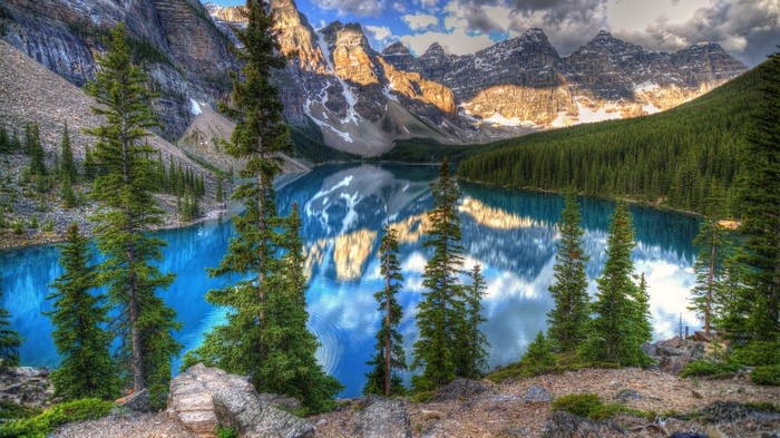 Moraine Lake and Mountains in Banff National Park