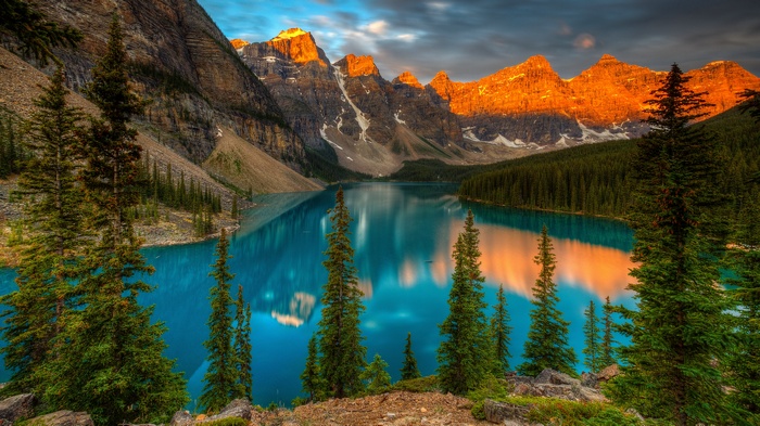 Moraine Lake and Valley of the Ten Peaks at sunset