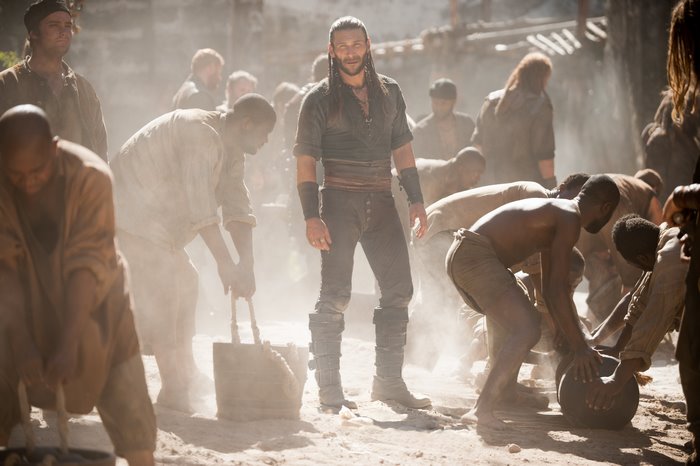 Charles Vane from Black Sails in a dusty settlement