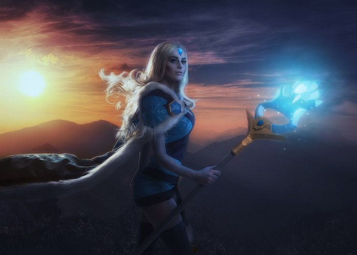 Crystal Maiden from DotA 2 with a staff