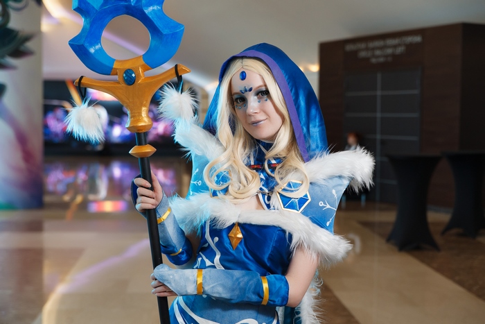 Crystal Maiden from DotA 2 cosplay with staff