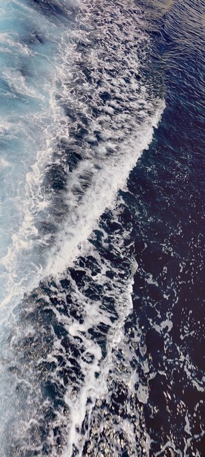 Ocean waves with foam and bubbles