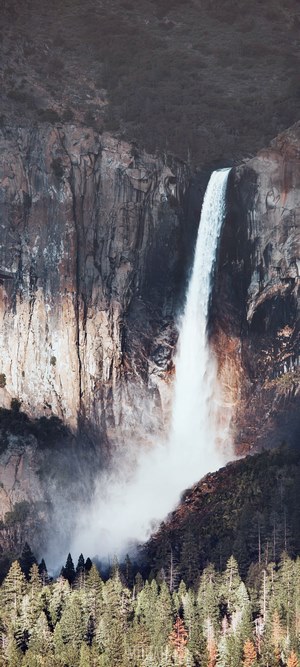 Yosemite Falls waterfall in Yosemite National Park