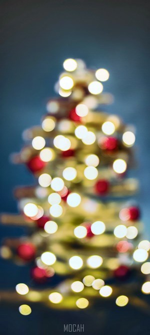 Christmas tree with lights and ornaments, Honor View 30 Pro