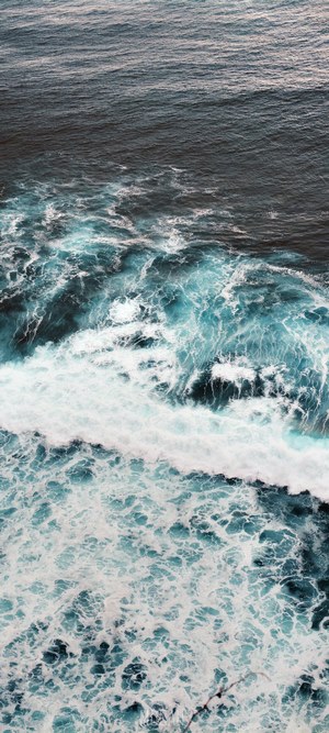 Ocean waves crashing